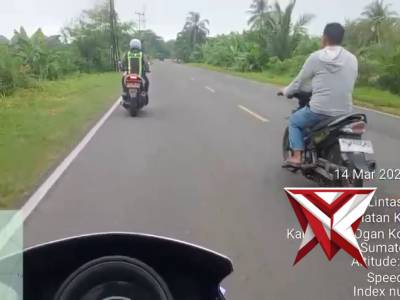 Polres OKI Hadir Beri Informasi Situasi Jalan Terbaru bagi Pengguna Jalan