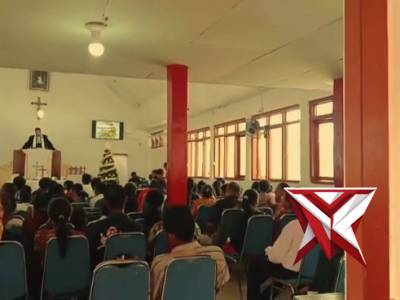 Bhabinkamtibmas polsek serwaru melaksanakan pengamanan ibadah gereja