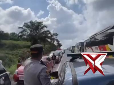 Polisi Berjibaku Urai Kemacetan di Jalur Lintas Timur, Pemudik Apresiasi Pelayanan Humanis