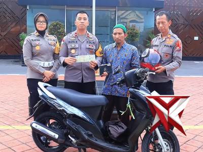 Polres Ngawi melaksanakan penyaluran bantuan sepeda motor kepada korban kebakaran kendaraan yang ter