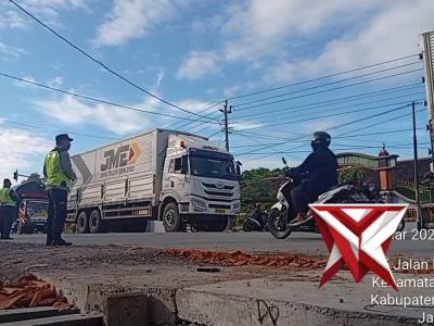 Pengaturan arus lalulintas pagi anggota Polsek Sruweng polres Kebumen.