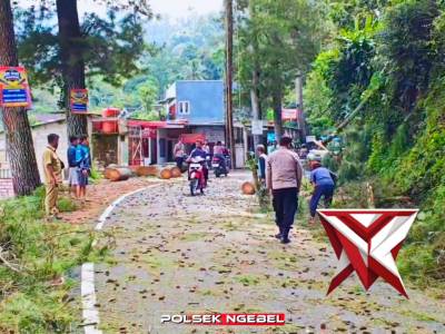 Anggota polsek Ngebel Yan Pam & pengaturan arus lalu lintas pemotongan kayu di area Telaga Ngebel