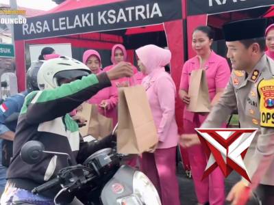 Polres Probolinggo membagikan takjil kepada para pengguna jalan dan warga yang melintas.