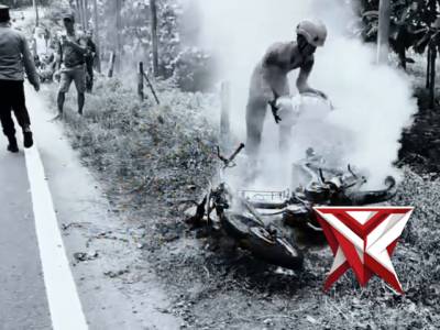 Polres Ngawi menyalurkan bantuan sepeda motor kepada korban kendaraan yang terbakar di dekat Pos