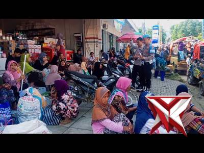 Polsek Slahung Sosialisasi WBS Polri Dengan Warga Masyarakat Pengunjung Pasar Slahung