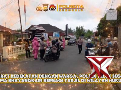 *Pererat Kedekatan dengan Warga, Polsek Teluk Segara Bersama Bhayangkari Berbagi Takjil di Wil Hukum