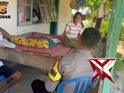Bhabinkamtibmas polsek kisar sambangi warga binaannya