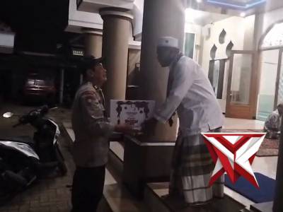 Aiptu Zainul serahkan bingkisan dari Kapolres Malang kepada Dai Kamtibmas - PoliceTube