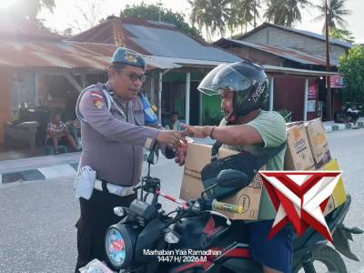 Sat Lantas,Sat Narkoba dan Polsek HawuMehara Laksanakan Kegiatan Pembagian Takjil Kepada Masyarakat