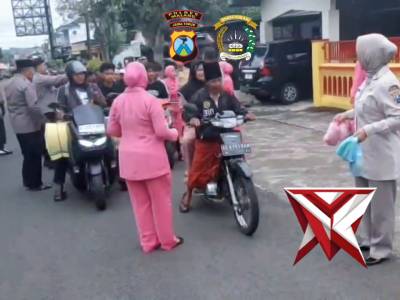 Bulan Penuh Berkah, Bhayangkari Polsek Pagak membagikan takjil gratis kepada pengguna jalan