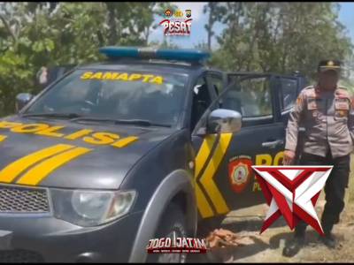 Polsek Karanganyar menyalurkan bantuan sembako kepada warga yang rumahnya roboh.