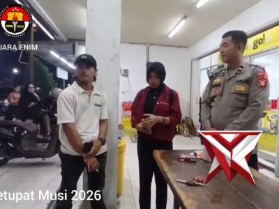 Teriakan &ldquo;Pak Polisi Tolong!&rdquo; Pecah di Minimarket, HP yang Hilang di Dasbor Motor Akhirnya Kembali!