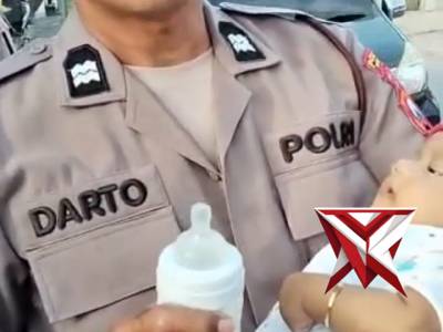 Polres Ngawi melalui Polsek Kedunggalar memberikan pertolongan dengan memberikan bantuan menggendong