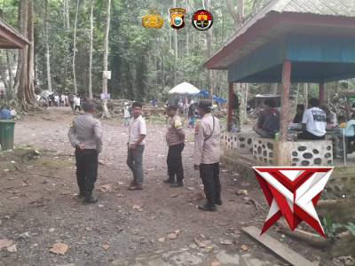 Personil polsek wasile melksanakan pengamanan di tempat wisata air terjun