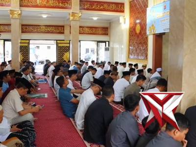 "Semoga di hari yang suci ini, hati kita dipenuhi dengan kedamaian, kebahagiaan, dan keberkahan.