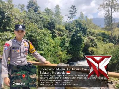 bhabinkamtibmas polsek muaradua kisam cek debit air di desa bayur tengah kec muaradua kisam kab oku