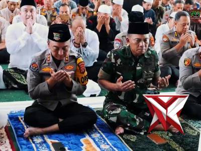 Momen Khusyuk Kapolda Sumsel & UAS di Masjid Assa&rsquo;adah