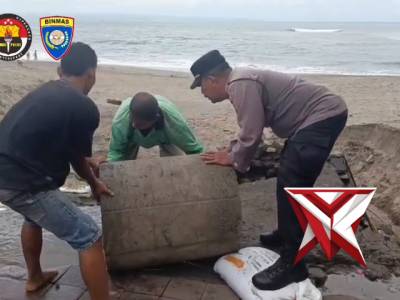 Kanit Binmas Polsek Kuta Utara di dampingi Bhabinkamtibmas Desa Canggu pantau lokasi  dampak Banjir