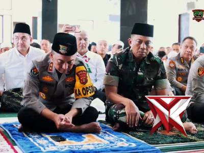Menjemput Kemuliaan dalam Pengabdian: Momen Khusyuk Kapolda Sumsel & UAS di Masjid Assa&rsquo;adah