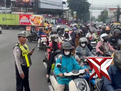 PEMANTAUAN SITUASI OLEH ANGGOTA SAT LANTAS POLRESTA SIDOARJO DI WILAYAN SIMPANG EMPAT GEDANGAN - PoliceTube