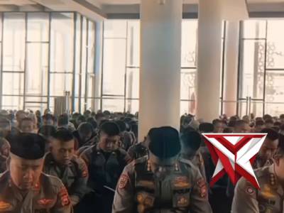 Polri Shalat berjamaah bersama masyarakat - PoliceTube