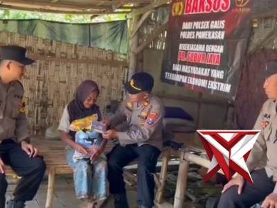 POLSEK GALIS POLRES PAMEKASAN BERSAMA PR SUBUR JAYA HJS SALURKAN PAKET SEMBAKO KEPADA KAUM DHUAFA DA
