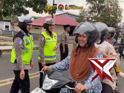 Sat Lantas Polres Belitung Timur Melaksanakan Kegiatan Pembagian Takjil Gratis Kepada Masyarakat - PoliceTube