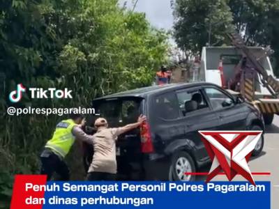 Penuh semangat personel polres pagar alam bantu mobil yang terperosok