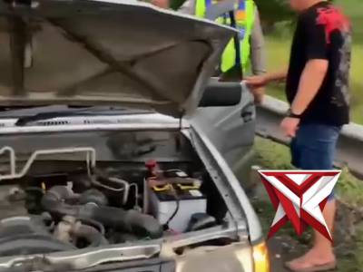 POLRES OKI HADIR
SAT LANTAS POLRES OKI membantu kendaraan yang kehabisan Bensin di Tol KM 329