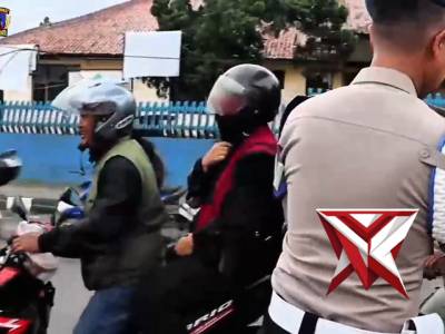 Ramadan Prima Polres Sukabumi Kota bagi Takjil. - PoliceTube