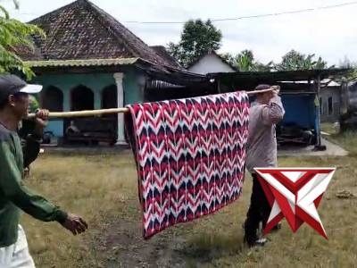 Anggota Polsek Jatiroto membantu masyarakat