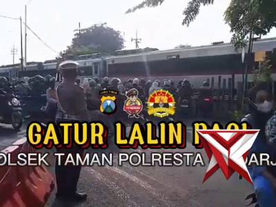 Polsek Taman Polresta Sidoarjo Pengaturan Lalin di Pagi Hari.