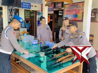 Pengecekan Berkala Senpi Dinas oleh Kapolsek Bantur