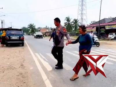 Personil Polsek Tungkal Jaya Membantu Masyarakat Yang Memiliki Keterbatasan Fisik