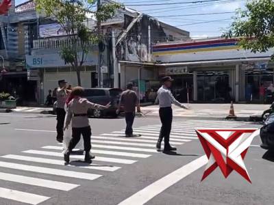 Pos Pam Nyawiji Nganjuk Bantu Penyeberangan Masyarakat, Siaga Puncak Arus Balik Lebaran 2026