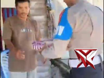 Personil Si Propam Polres Pulau Morotai Berbagi Makanan Kepada Masyarakat - PoliceTube