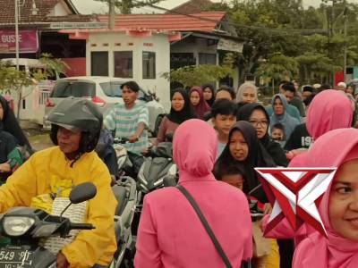 Berbagi takjil anggota Polsek Sumberbaru Beserta Bhayangkari ranting Sumberbaru