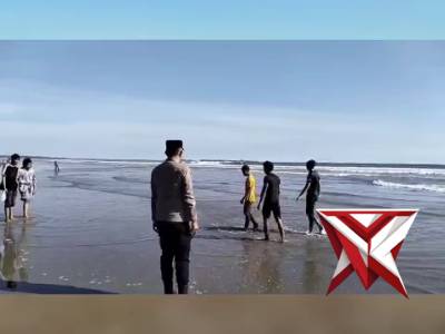 *Kabag Ops Polresta Bengkulu Pantau Aktivitas para Pengunjung di Pantai Panjang*