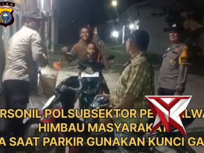 Personil Polsubsektor Pelalawan Himbau Masyarakat Pada Saat Parkir Gunakan Kunci Ganda