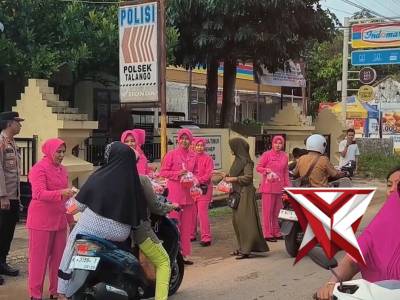 POLSEK TALANGO BERSAMA BHAYANGKARI LAKSANAKAN BAGI-BAGI TAKJIL DI DEPAN MAKO POLSEK TALANGO
