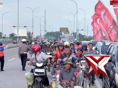 Bagi-bagi Takjil On The Road Polres Probolinggo