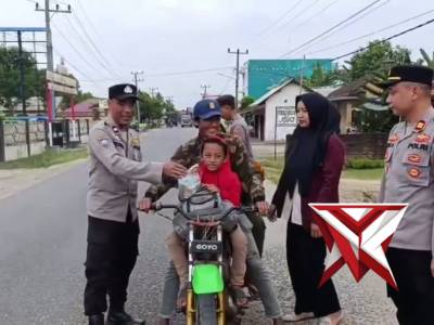 polsek belitang ll melaksanakan bagi takjil bersama mahasiswa