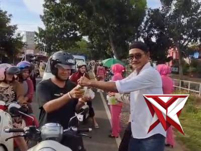 *Dipimpin Kapolsek Bayu Heri Purwono, Polsek Selebar Tebar Takjil untuk Pengguna Jalan*