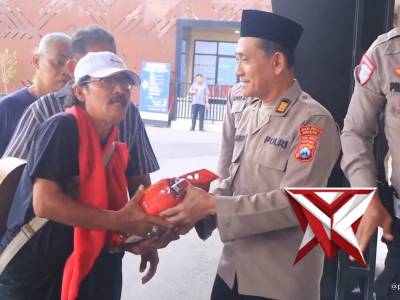 POLRES NGAWI BERSAMA FORPIMDA DAN PARA TOKOH MASYARAKAT BAGIKAN TAKJIL KE WARGA