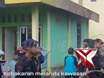 AKSI SIGAP POLRI PADAMKAN KEBAKARAN DI NUNUKAN KALTAR