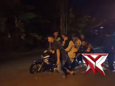 Bhabinkamtibmas membantu warga yang terdampak banjir