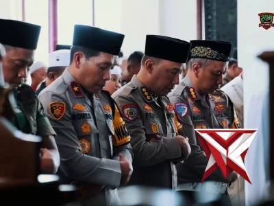 Menjemput Kemuliaan dalam Pengabdian: Momen Khusyuk Kapolda Sumsel & UAS di Masjid Assa&rsquo;adah