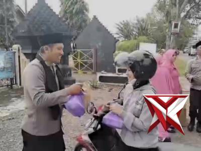 Polsek Karas berbagi takjil gratis kepada masyarakat dan pengguna jalan