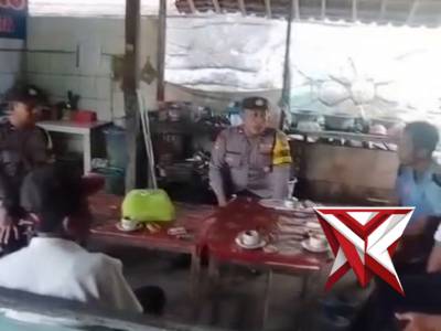 Bhabinkamtibmas Polsek Paron melaksanakan kegiatan sambang warga sebagai upaya mempererat hubungan a