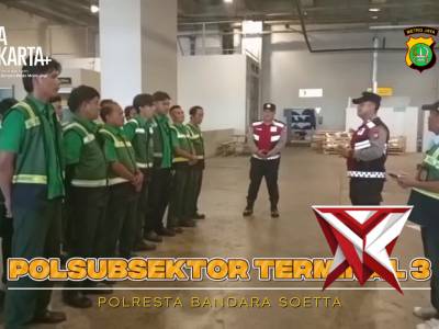 Personel Polsubsektor Terminal 3 melaksanakan patroli di area Make up - PoliceTube